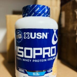 پودر پروتئین وی ایزو پرو USN، مکمل پروتئینی ایزوله با جذب سریع برای رشد عضلات، ریکاوری بعد از تمرین و حمایت از عملکرد ورزشی.