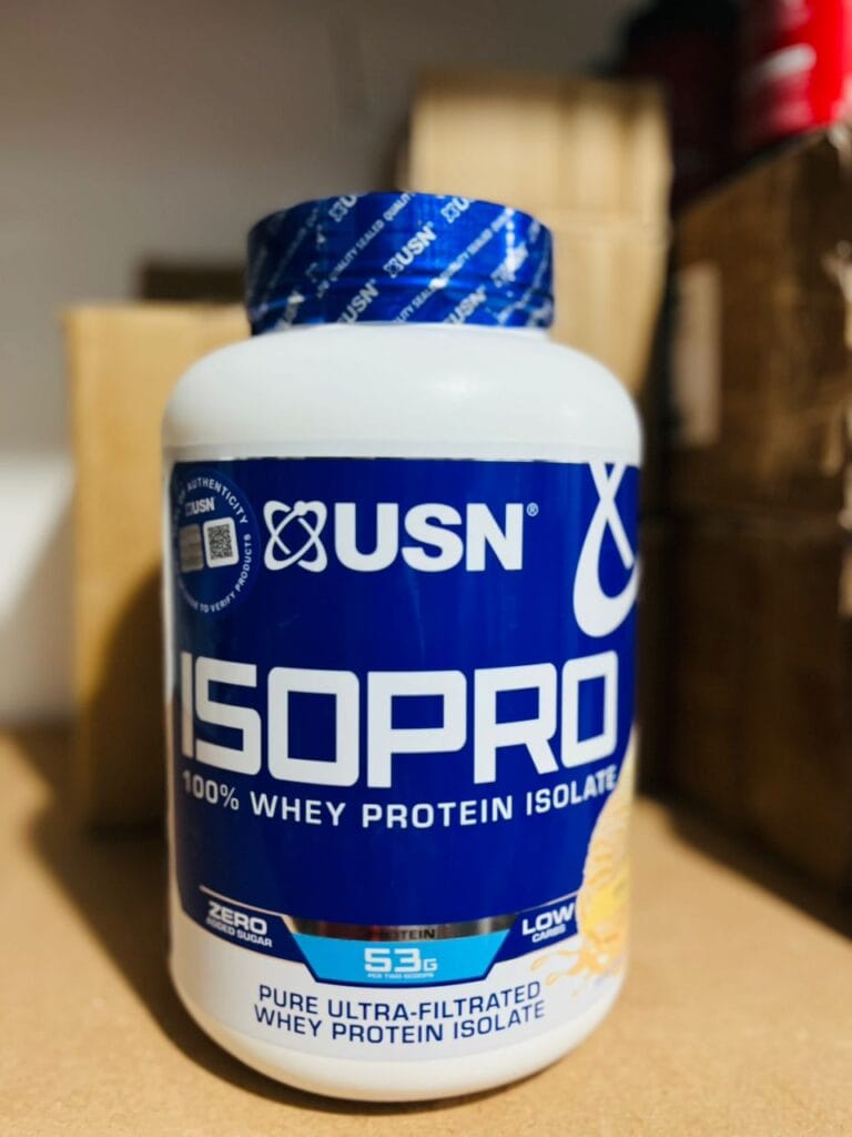 پودر پروتئین وی ایزو پرو USN، مکمل پروتئینی ایزوله با جذب سریع برای رشد عضلات، ریکاوری بعد از تمرین و حمایت از عملکرد ورزشی.