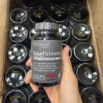عکس گالری مکمل Afterave Saw Palmetto در دست، با چندین قوطی داخل کارتن – فروشگاه حامدپاور
