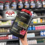 پروتئین وی Allmax AllWhey Gold طعم توت‌فرنگی در دست کاربر، مناسب عضله‌سازی و ریکاوری ورزشی