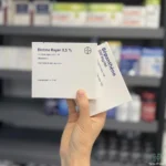 تصویر آمپول بیوتین بایر 0.5 درصد و بپانتین 250 میلی‌گرم در دست، مناسب تقویت مو و کاهش ریزش