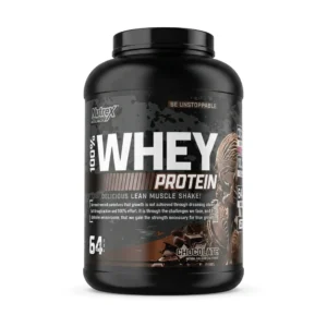 پروتئین وی 100% Nutrex طعم شکلات روی پس‌زمینه سفید، مکمل عضله‌سازی و ریکاوری