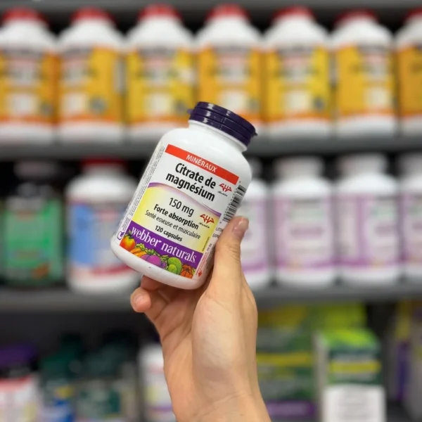 عکس گالری مکمل منیزیم سیترات Webber Naturals 150 میلی‌گرم در دست، با پس‌زمینه قفسه محصولات