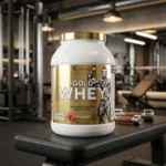 پروتئین وی Gold Whey طعم توت‌فرنگی 2 کیلوگرم روی نیمکت بدنسازی در باشگاه