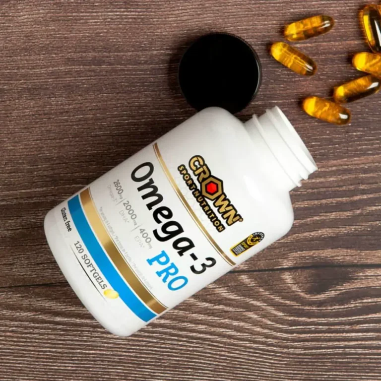 کپسول ژلاتینی امگا ۳ پرو Crown Sport Nutrition روی پس‌زمینه چوبی