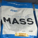 بسته مکمل گینر Everbuild Nutrition MASS BUILD با طعم French Vanilla Shake و ادعای 100% Lean Gain روی زمینه فروشگاهی