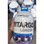 قوطی مکمل کربوهیدرات ویتارگو لودر اوربیلد نوتریشن (Everbuild Vitargo Loader) با طعم انگور در دست با پس‌زمینه قوطی‌های مکمل