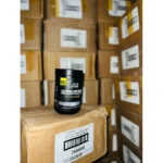 بسته پودر کراتین مونوهیدرات MuscleTech Platinum در میان کارتن‌های محصول
